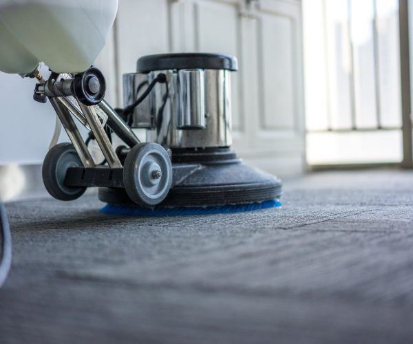 nettoyer le sol avec une machine