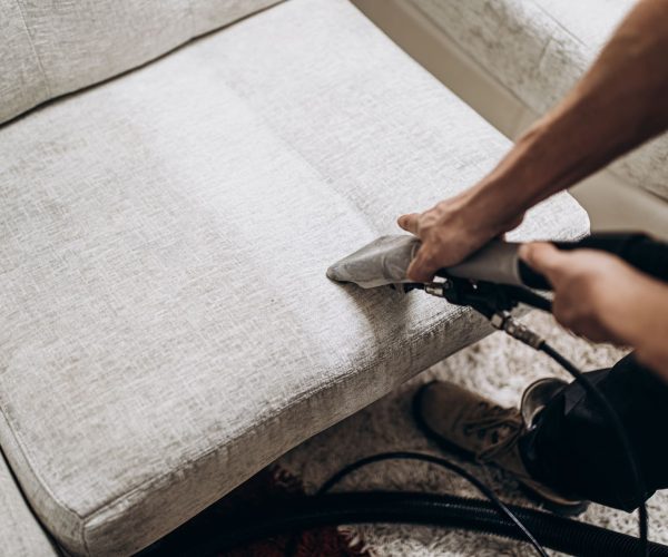 Processus de nettoyage en profondeur des meubles, élimination des saletés d'un canapé. Concept de lavage.